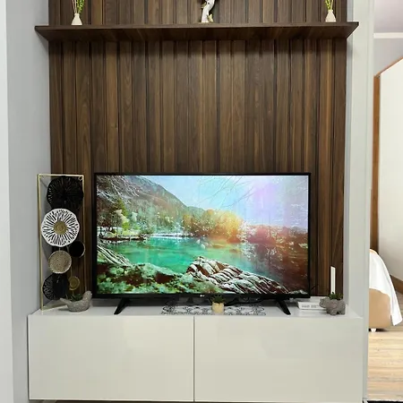 L&r Nest * Τίρανα